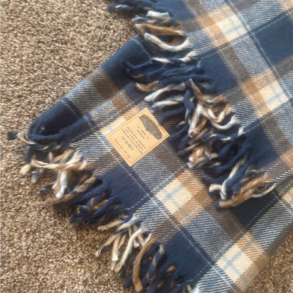 VTG FARIBO TAN/BLUE PLAID FRINGED BLANKET